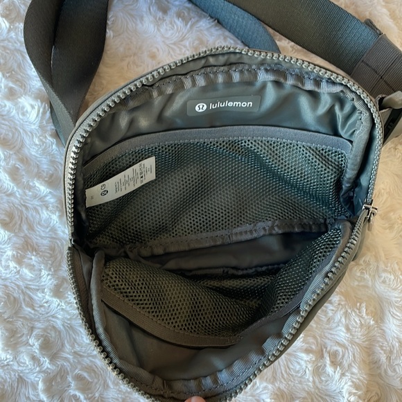 🛍️LULULEMON EVERYWHERE BELT BAG🛍️  Size 1L - Picture 3 of 10